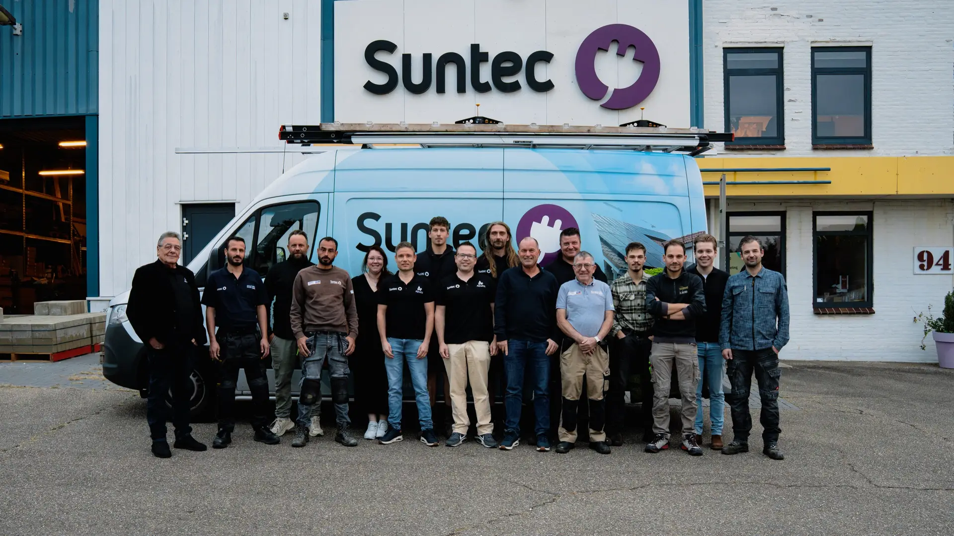 Het team van Suntec voor een Suntec-bus bij het pand in Heerlen