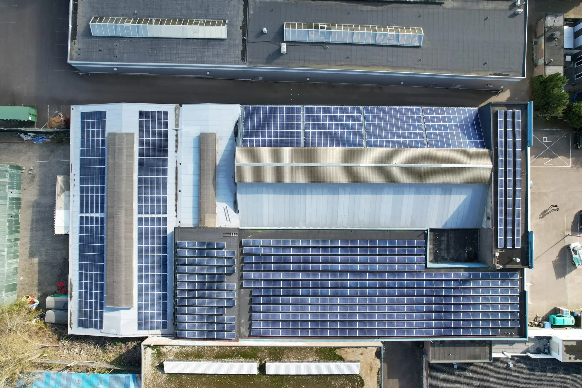 Dronefoto van een bedrijfsdak vol zonnepanelen