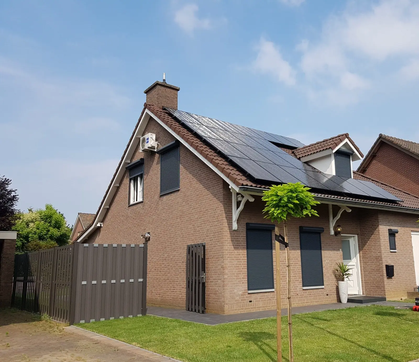 Woning met zwarte zonnepanelen op het dak